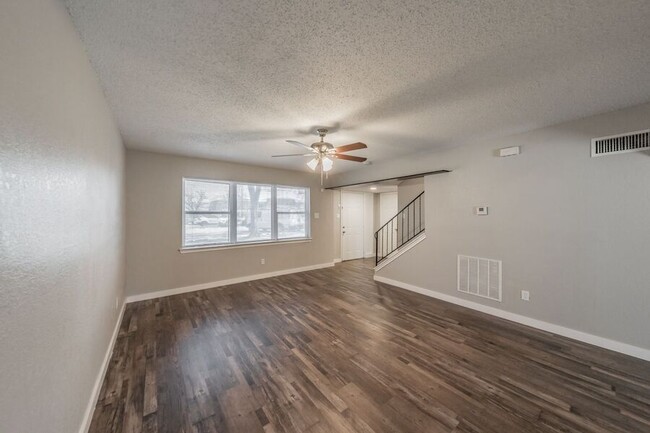 Building Photo - SPACIOUS UPDATED TOWNHOME - 1440SF