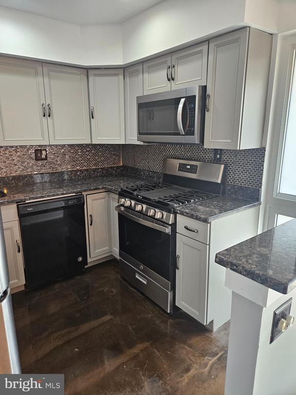 Building Photo - 210 James Ct