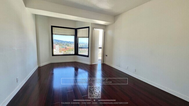Building Photo - Stunning Large 1 Bedroom Exquisite Wood Fl...