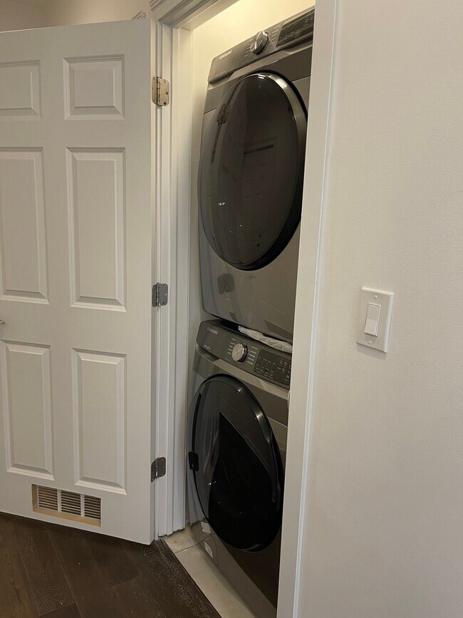 Building Photo - 1644 W Blackhawk St