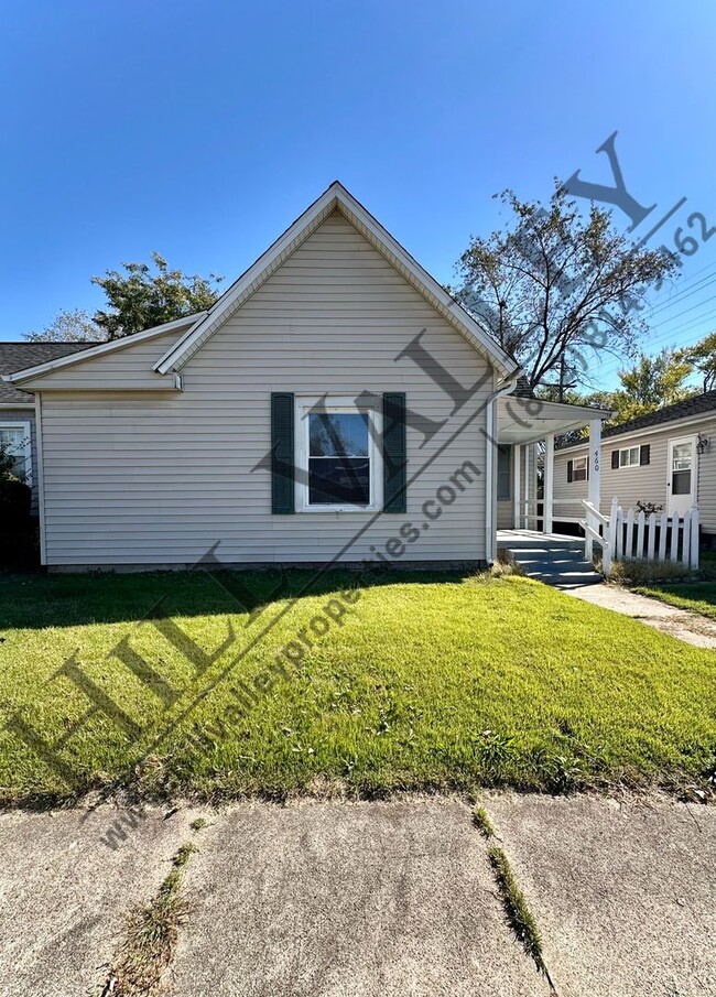 Building Photo - Charming Two Bedroom Home