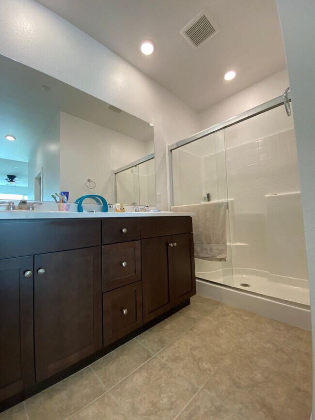 Building Photo - Beautiful Home with Solar