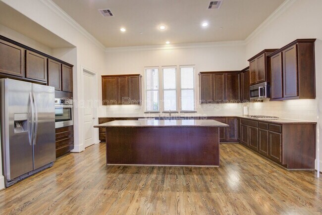 Building Photo - 9627 Fannin Station W