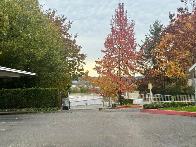 Building Photo - Bokara By The Lake Condo - Renton