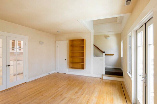 Building Photo - Balcony & Gas Fireplace: Sunny Apartment i...