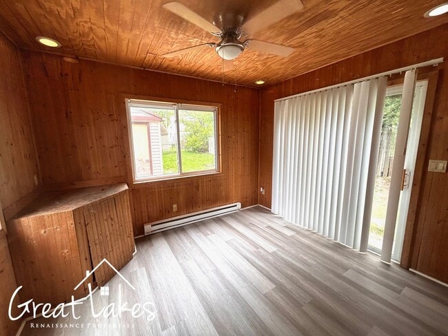 Building Photo - Cozy 2 Bedroom 1 Bathroom now available fo...