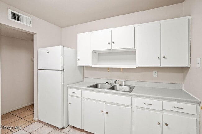 Building Photo - 4908 Royal Dr