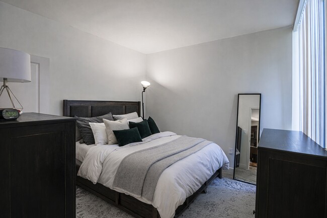 Building Photo - 675 S President St