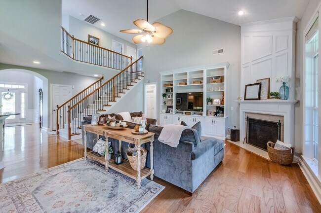 Building Photo - 4 Bedroom, 3.5 Bathroom Executive Home with Fenced Yard and 3 Car Garage.