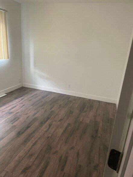 Building Photo - 10411 S Van Ness Ave