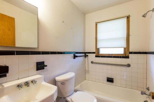 Building Photo - 1BR/1BA Duplex in Convenient Location! Har...