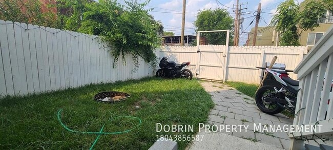 Building Photo - 106 E Clay St