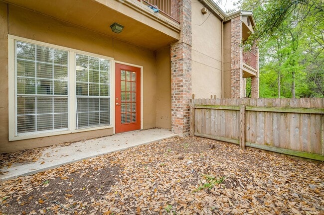 Building Photo - BEST 2 BEDROOM - PRIVATE YARD - PRIVATE GA...