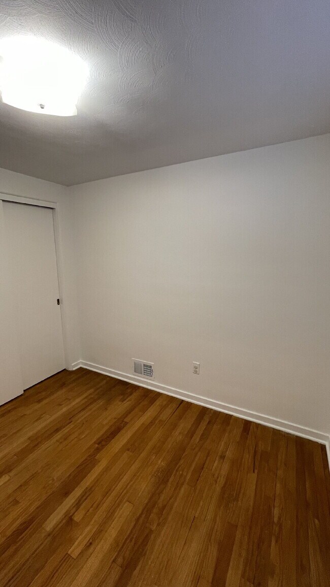 Building Photo - Charming 3 bed, 2 bath with finished basement!