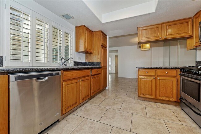 Building Photo - SPACIOUS 3BR/2BA Condo in Canyon Crest Nea...