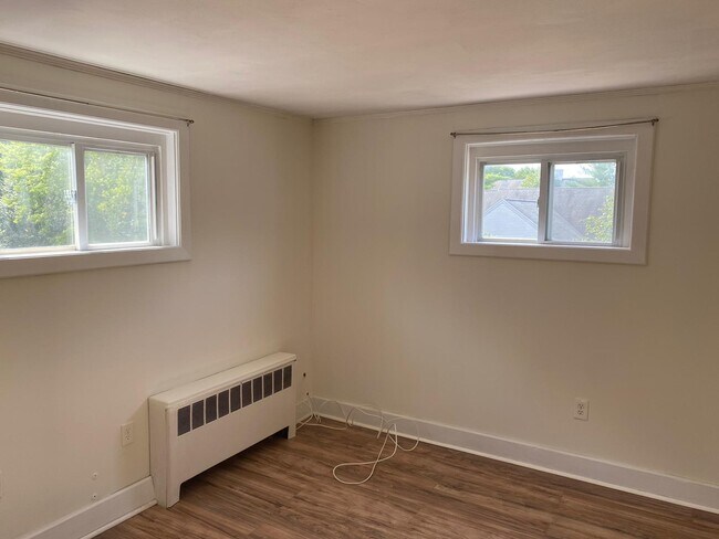 Building Photo - 320 Main St