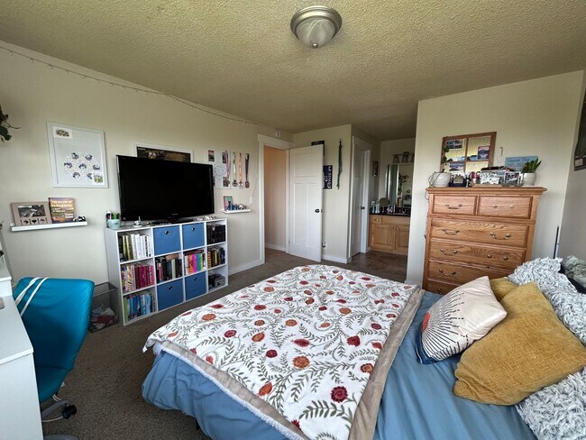 Building Photo - Large 4 Bedroom home with views of Bellingham Bay and Garage