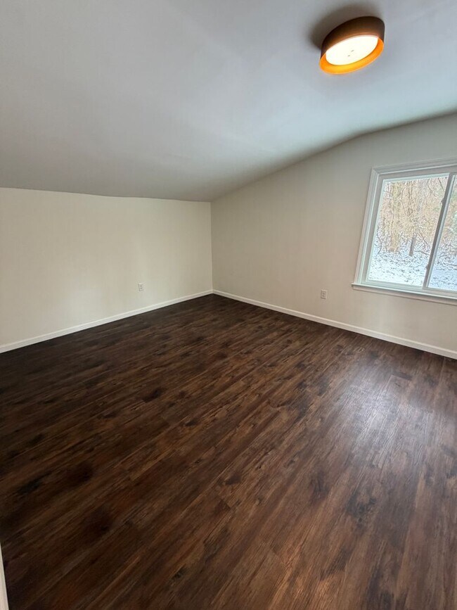 Building Photo - Beautifully Renovated 3/2 in Huge Lot