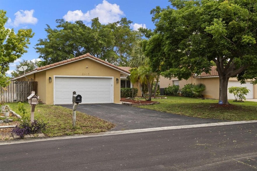 Building Photo - 8915 NW 26th Ct