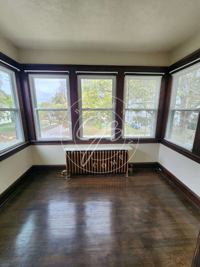 Building Photo - "Cozy Studio Living in South Toledo! All utilities included!