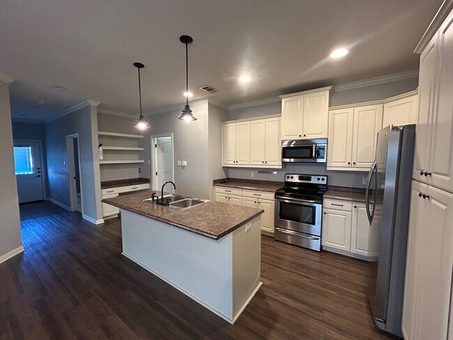 Building Photo - Beautifully Maintained 3 Bedroom