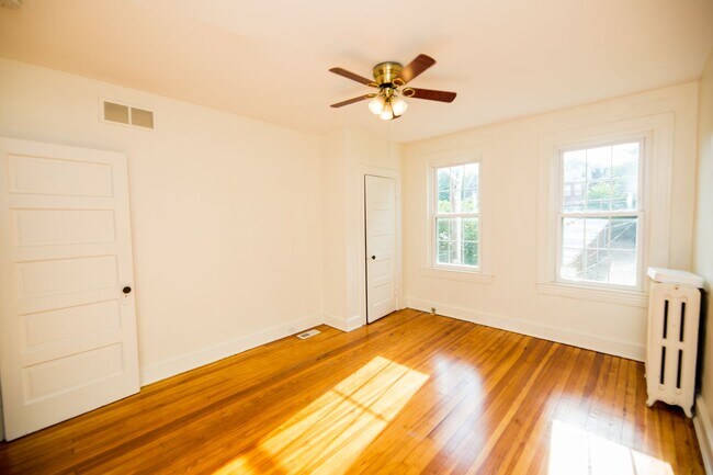 Building Photo - 2026/2027 JHU off-campus Renovated Charles Village 5bd/2ba w/ W/D & CAC Available 6/9/26