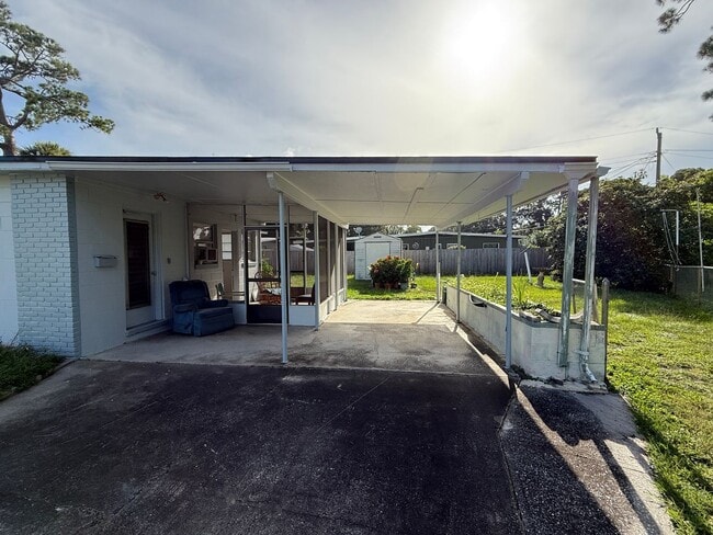 Building Photo - 3 bed 2 bath house at Royal Palm with 1200...