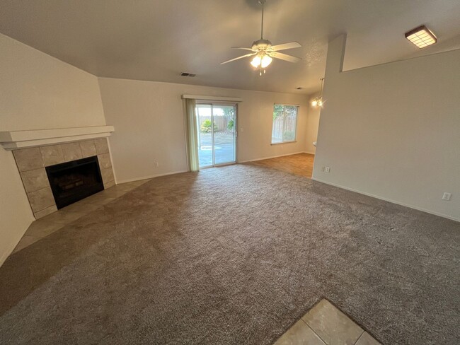 Building Photo - Wonderful Porterville Home Available Now!