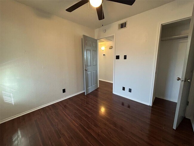 Building Photo - 3809 Spicewood Springs Rd