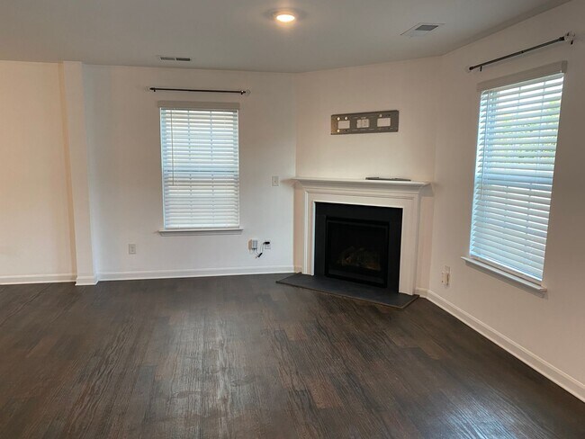 Building Photo - MOVE-IN READY!