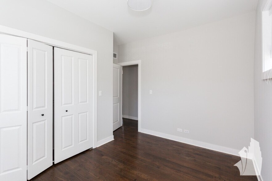 Building Photo - 1952 W Nelson St