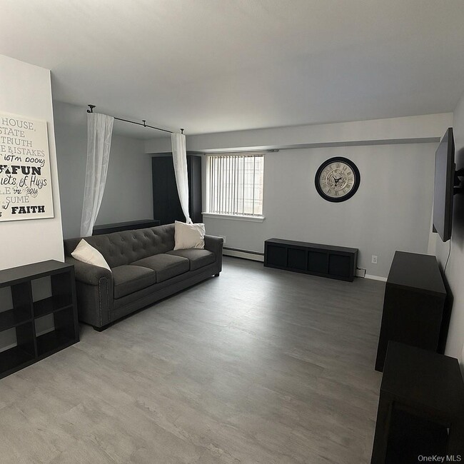 Building Photo - 13 Pinebrook Pl