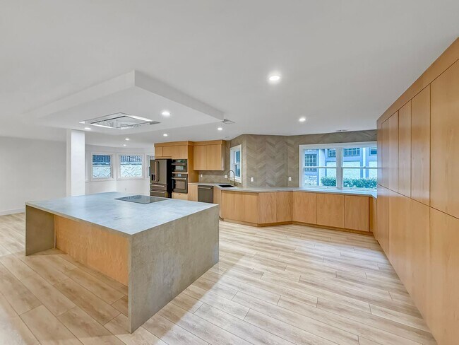 Building Photo - Stunning 4B/3BA House in Gated Community in Carlsbad!