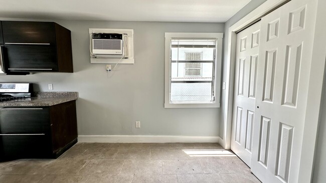 Building Photo - 318 S K St