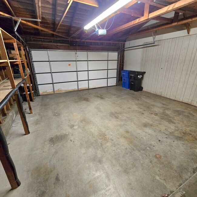 Building Photo - 2 bedroom with GAREAGE in the HEART of Wes...