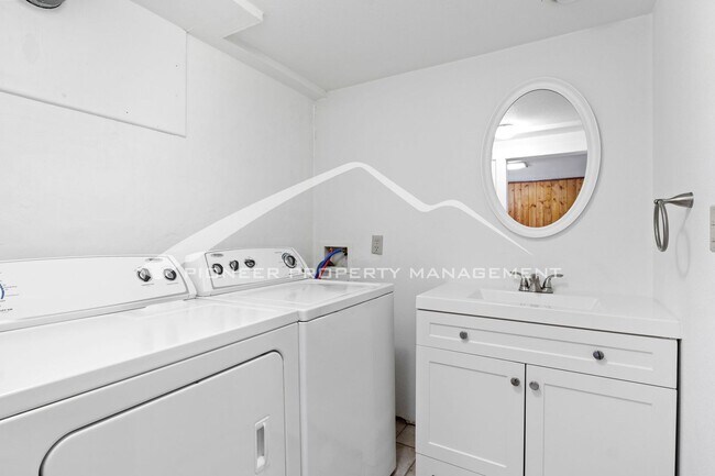 Building Photo - Charming Bungalow in Patty Jewett Neighborhood! 3bed, 2 bath, Enclosed yard, 1 car garage, carport