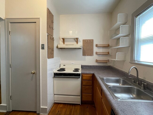 Building Photo - 713 E Elmira St