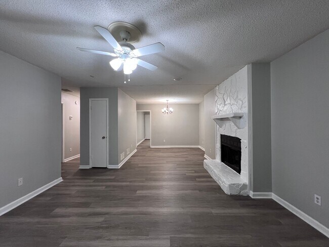 Building Photo - 4009 Hawthorne Cir