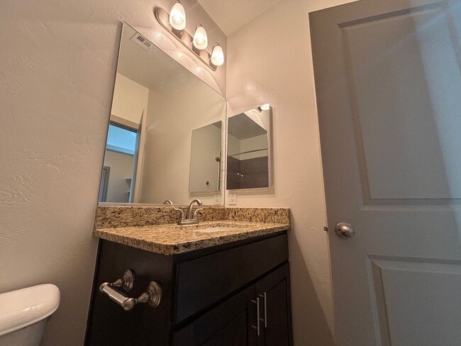 Building Photo - SPACIOUS HOME FOR RENT!