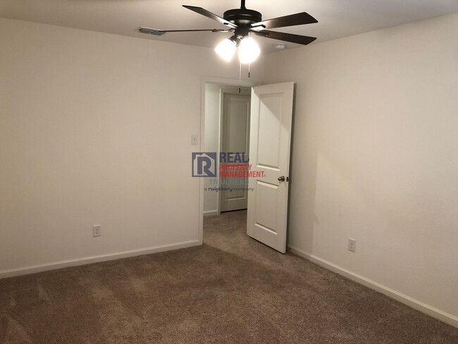 Building Photo - Spacious 5 Bedroom/3 Full Bath Open Concep...