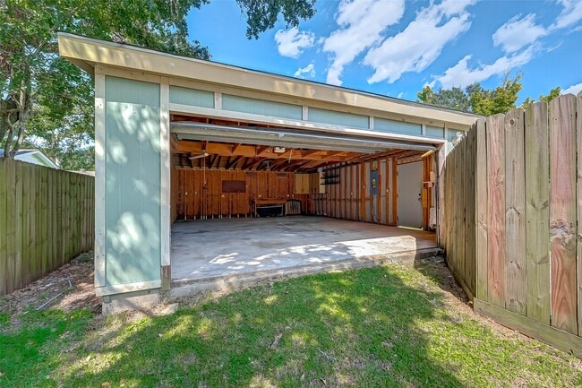 Building Photo - 1018 W Sealy St