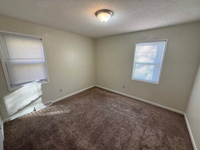 Building Photo - 3 bed, 1 bath, Kansas City home!