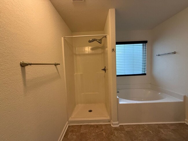 Building Photo - Spacious 4BR Home with Large Fenced Yard & Prime Location