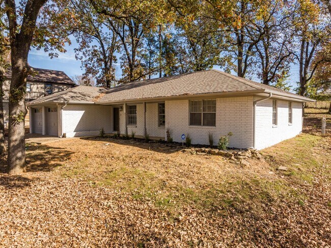Building Photo - Freshly Updated 3 Bedroom House