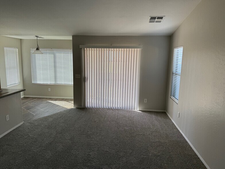 Building Photo - 9741 W Heber Rd