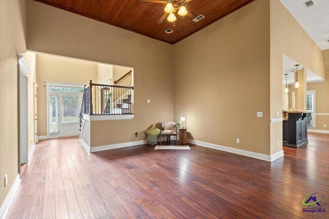 Building Photo - 300 Cheshire Dr