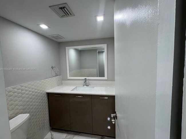 Building Photo - 15011 Coconut Ct