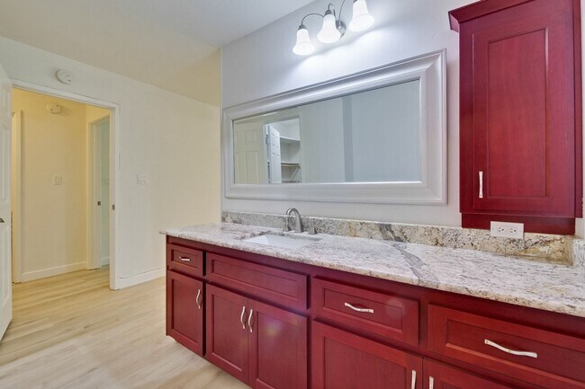 Building Photo - Beautiful 2BR 2BA downstairs condo in Moun...