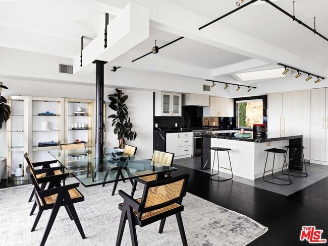 Building Photo - 1885 Sunset Plaza Dr