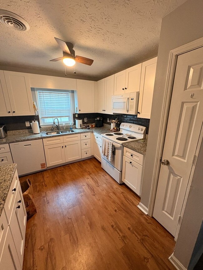 Building Photo - JAMESTOWN #30 | 2B/2.5B PRELEASING